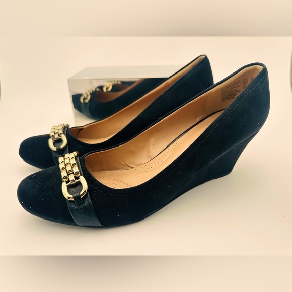 DEXFLEX wedge pump 3” heels black “suede” gold chain - Picture 10 of 10